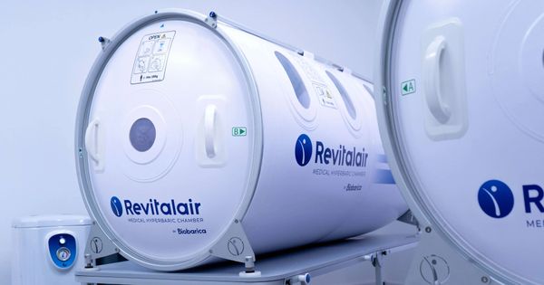 cámara hiperbárica moderna, color blanco marca revitalair